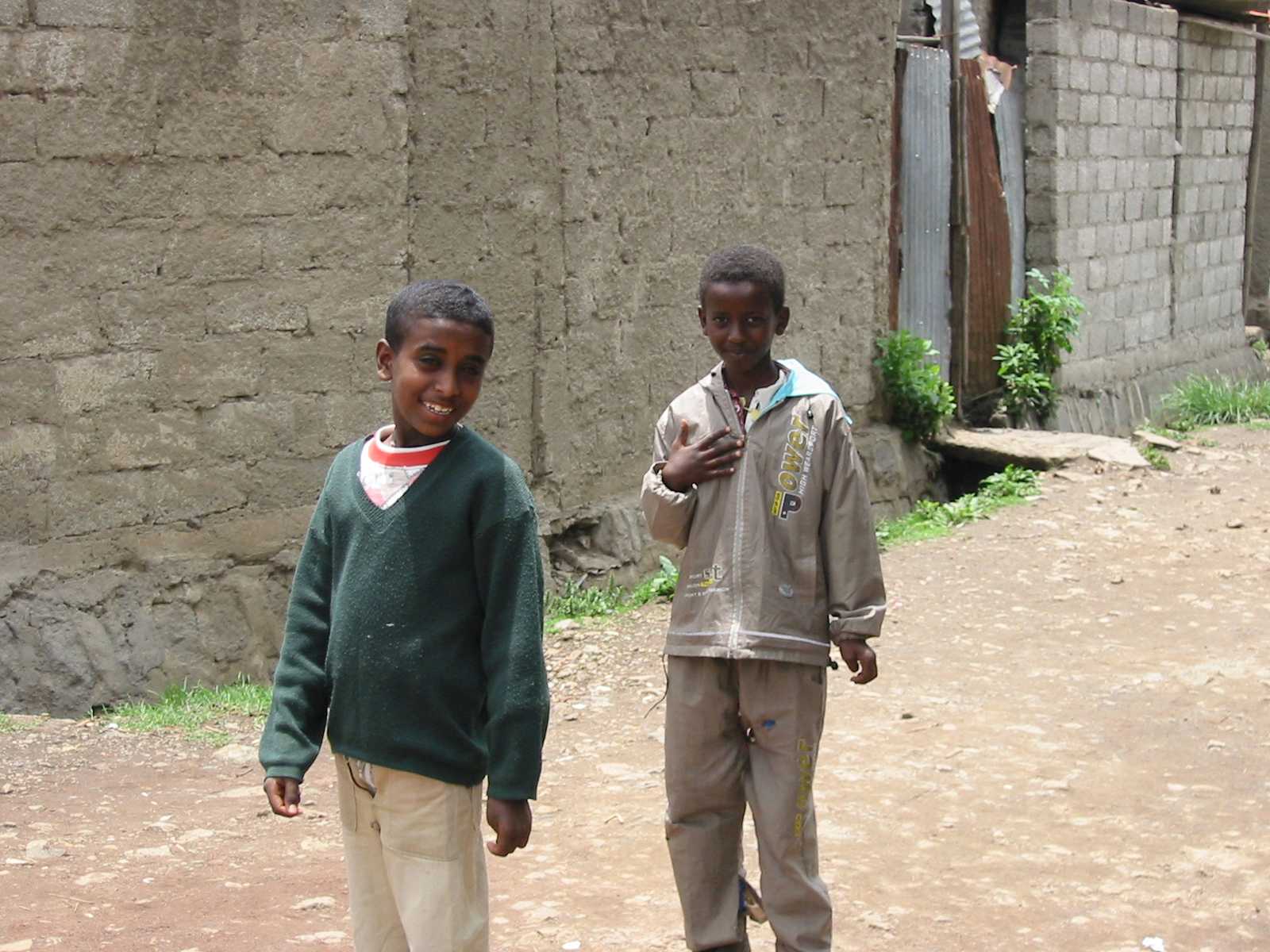 zwei Buben 2004 in Addis